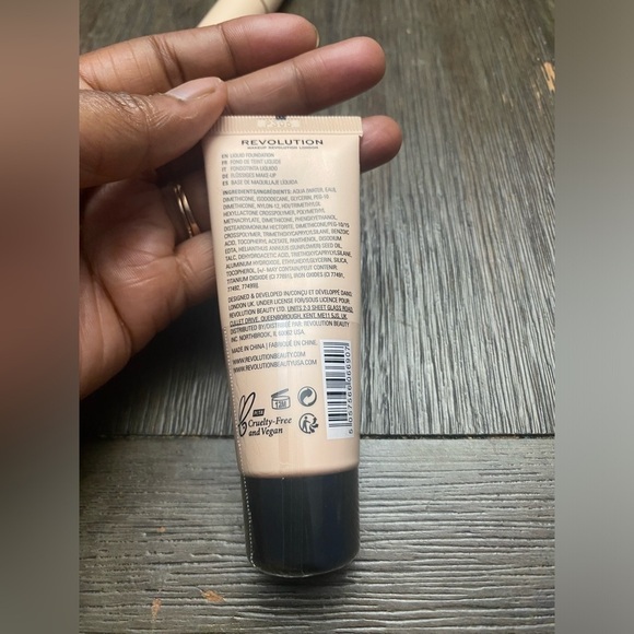 Revolution Matte Base Foundation F6.5 Soft Matte Powder Finish - Picture 4 of 5